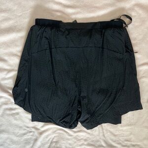 Lululemon Men’s Size Medium Black Running Shorts with Reflective Spandex